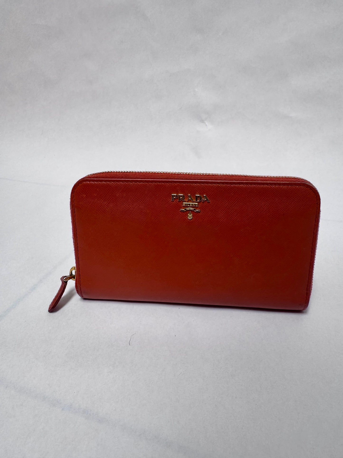 Prada portefeuille zip rouge brulé saffiano