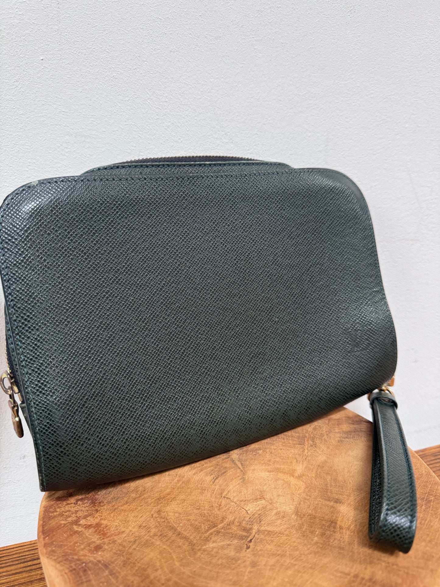 Louis vuitton pochette verte avec dragonne