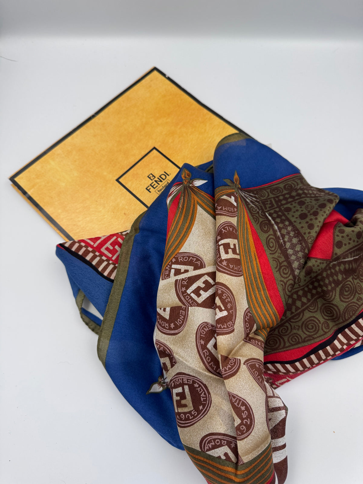 Fendi carre soie