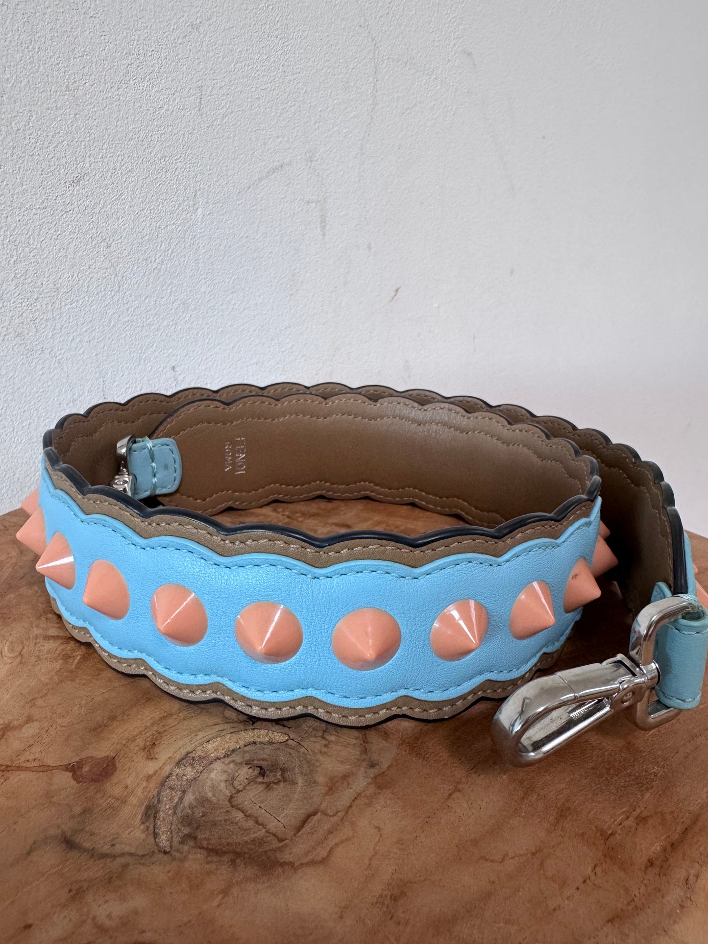 Fendi bandoulière en cuir bleu pastel avec finitions festonnées iconiques