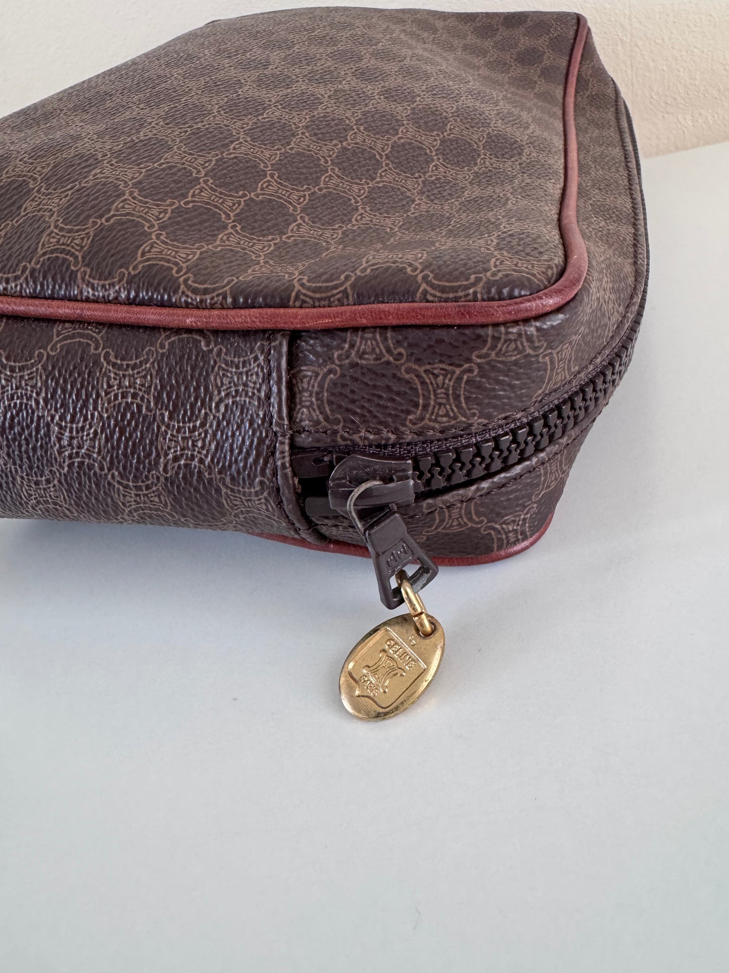 Céline trousse de toilette en toile enduite macadam marron (square)