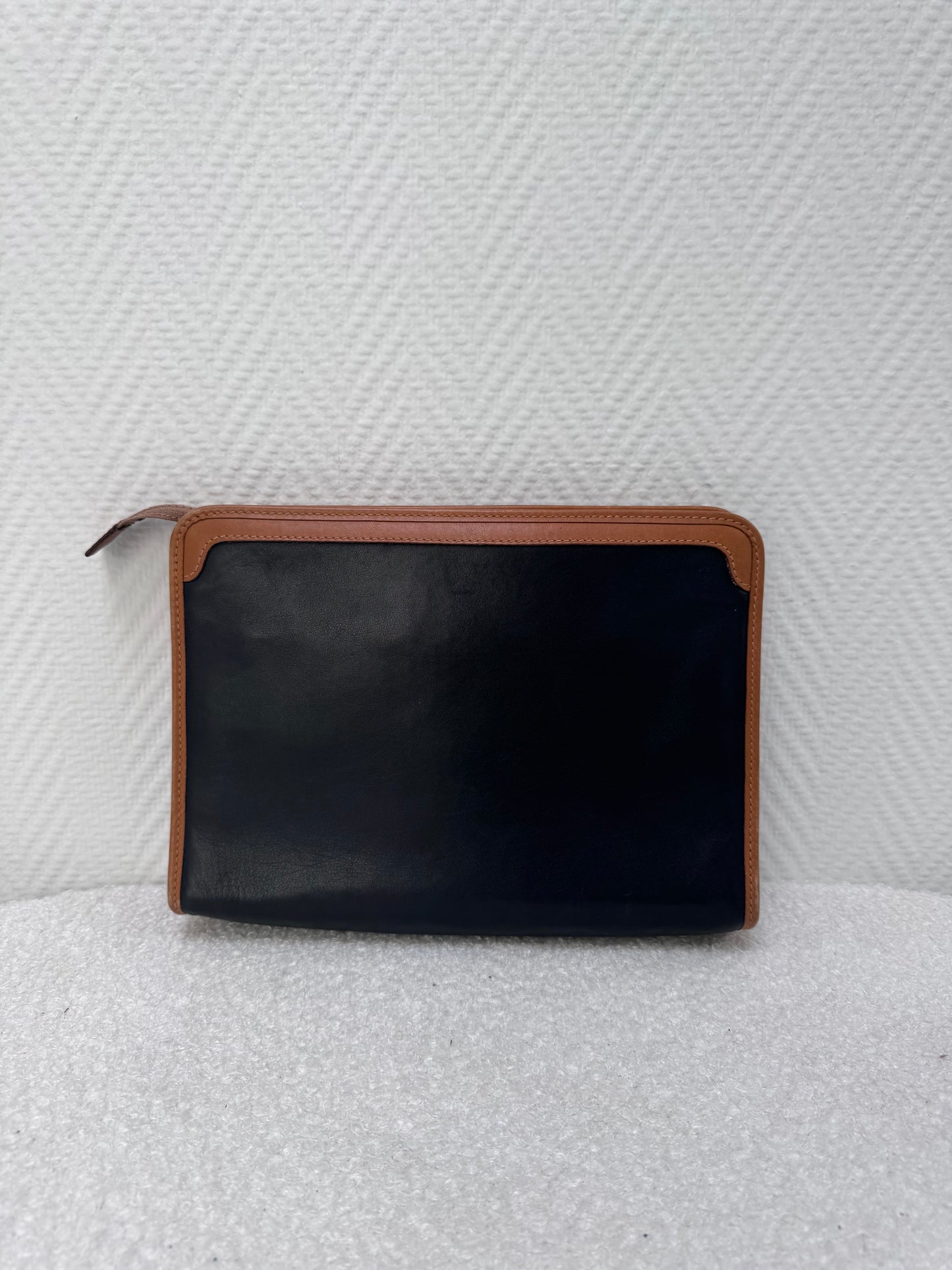 Pochette Céline Vintage - Cuir noir et camel, écusson Blason doré
