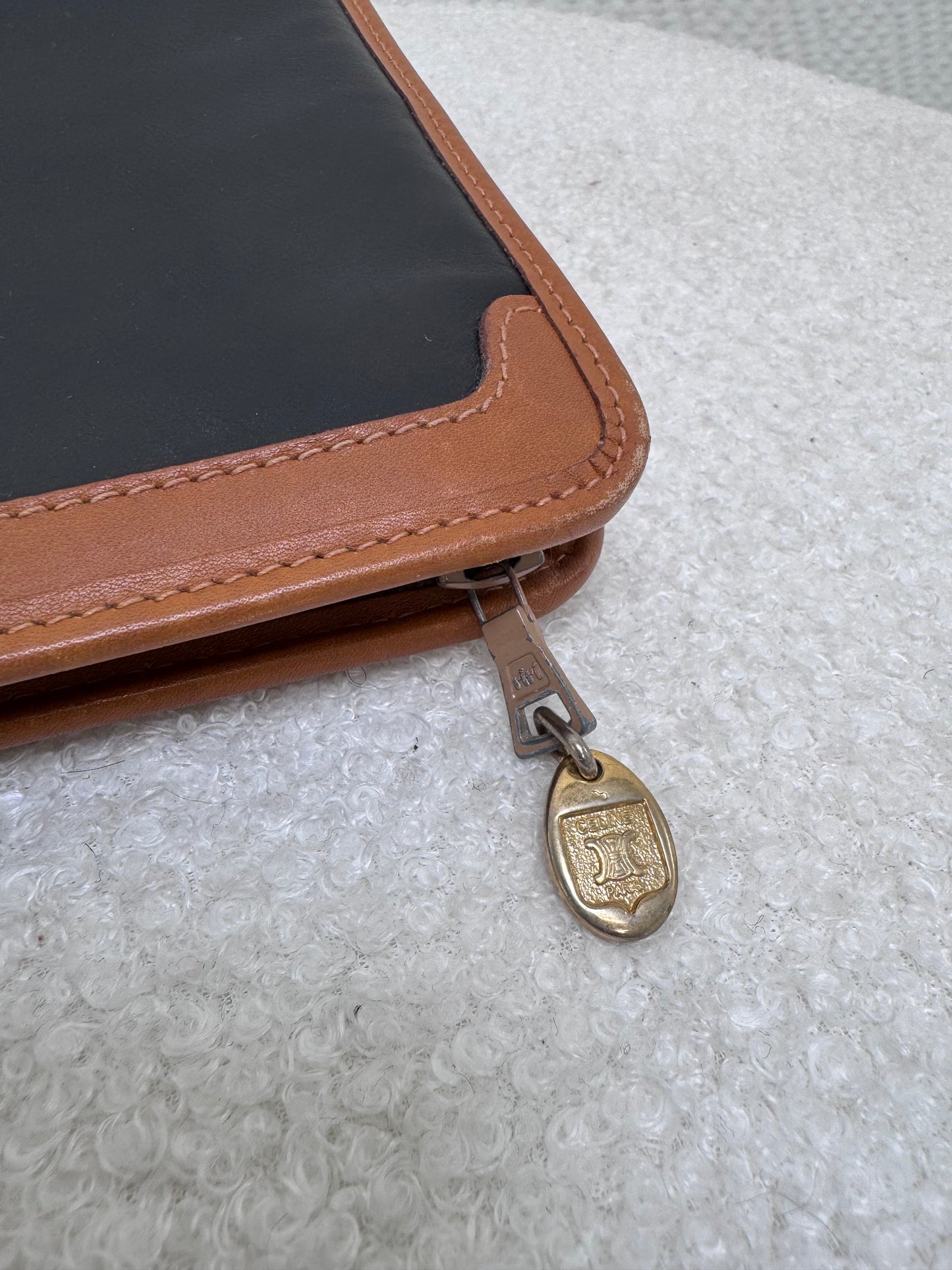 Pochette Céline Vintage - Cuir noir et camel, écusson Blason doré