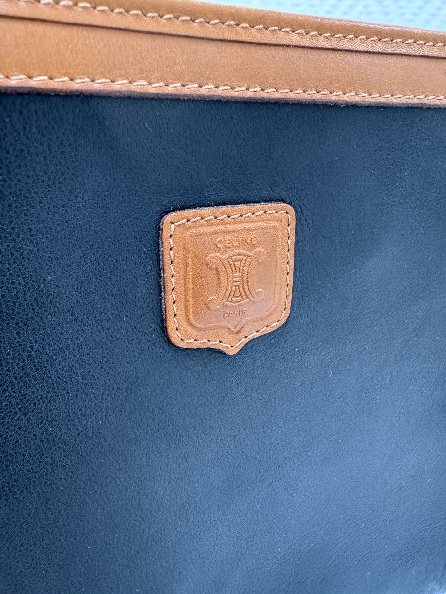 Pochette Céline Vintage - Cuir noir et camel, écusson Blason doré