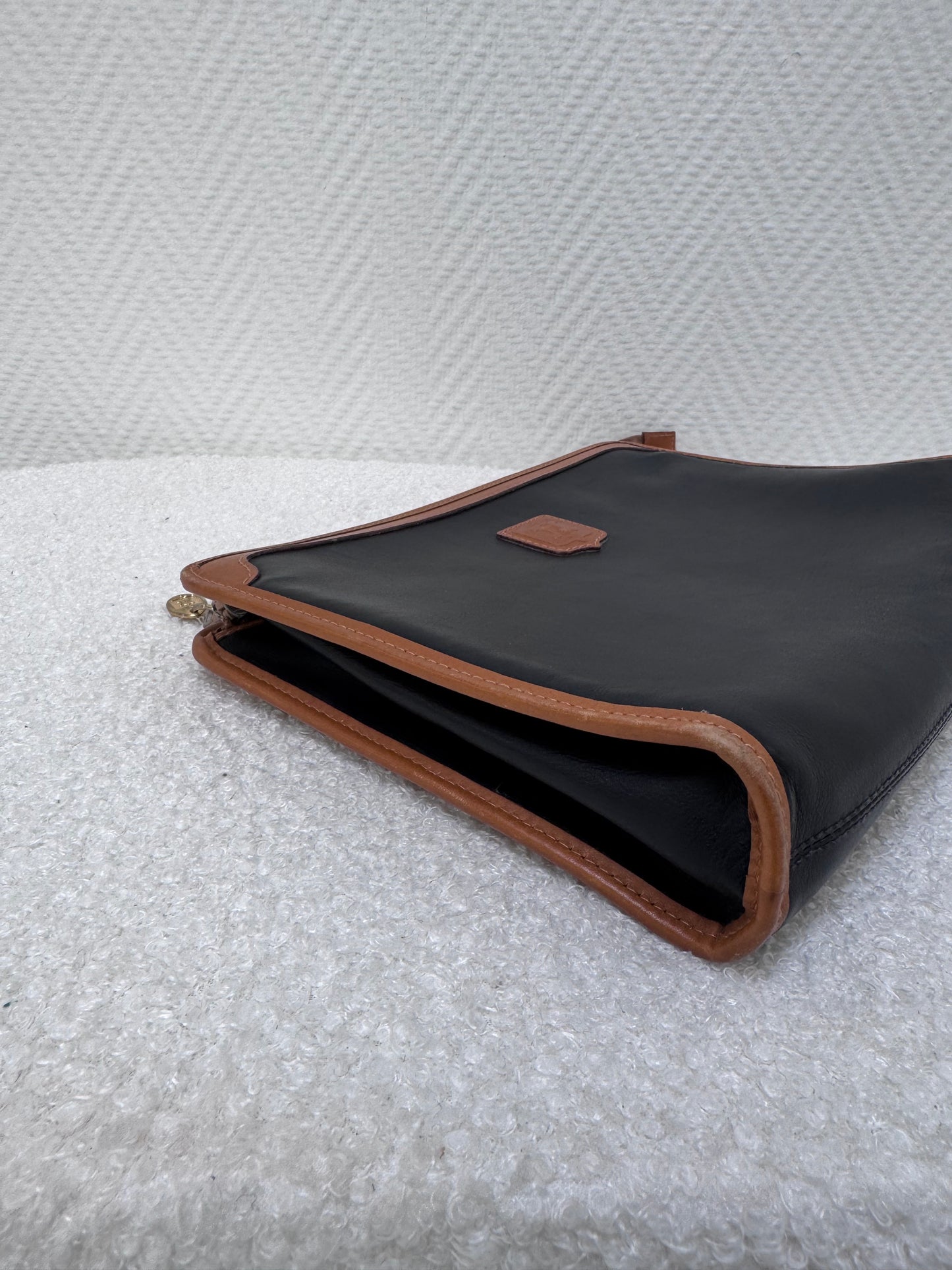 Pochette Céline Vintage - Cuir noir et camel, écusson Blason doré