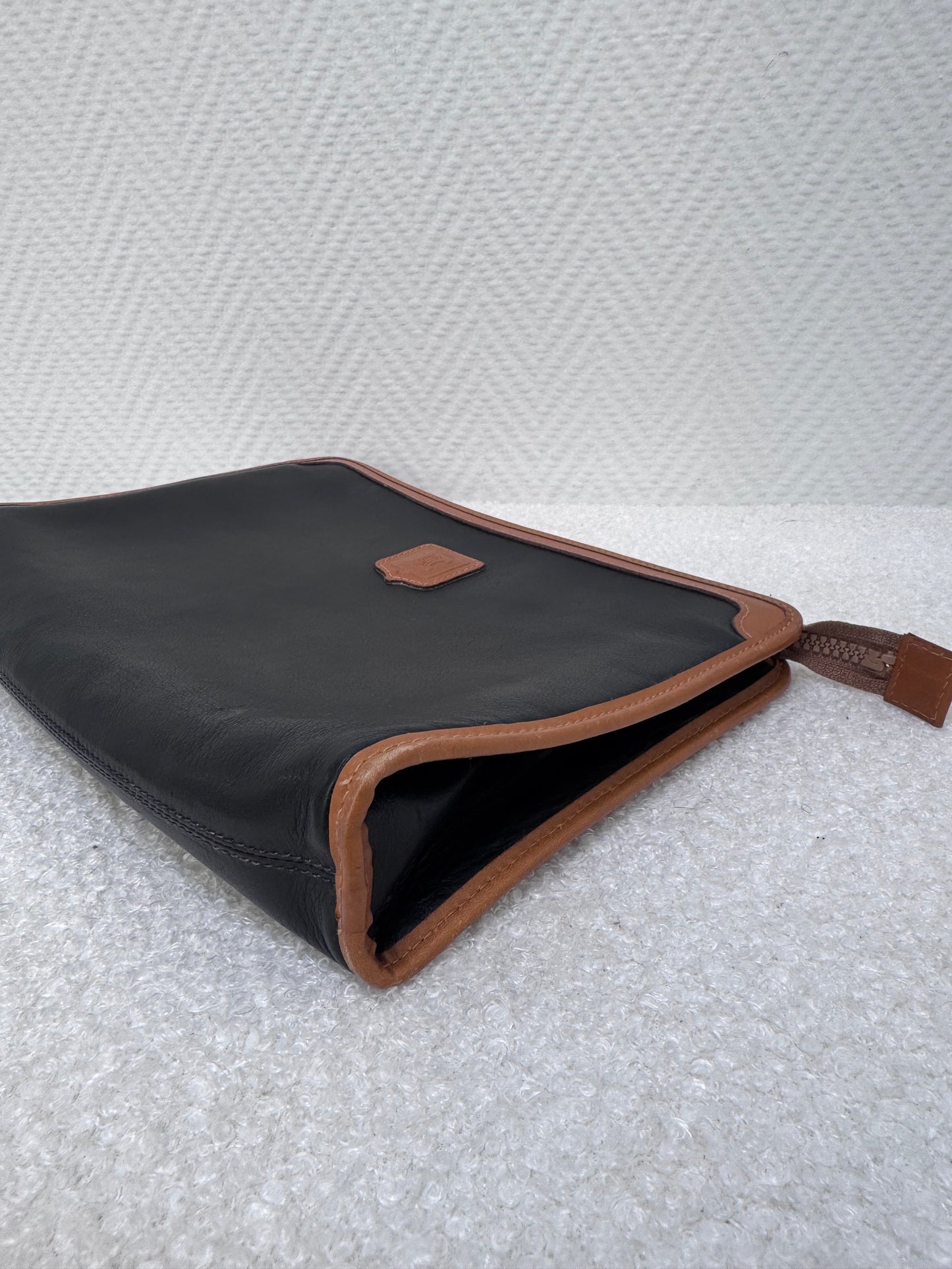 Pochette Céline Vintage - Cuir noir et camel, écusson Blason doré