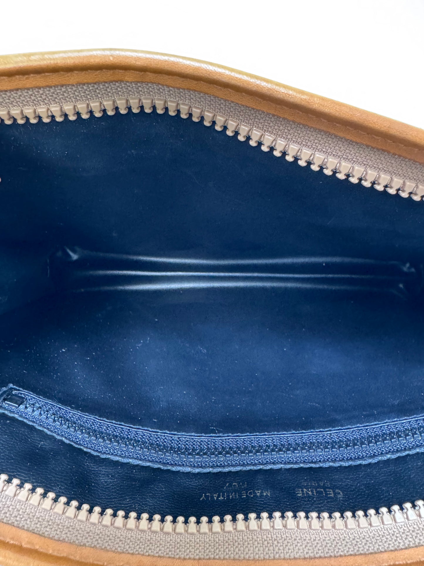 Pochette Céline Vintage - Cuir noir et camel, écusson Blason doré