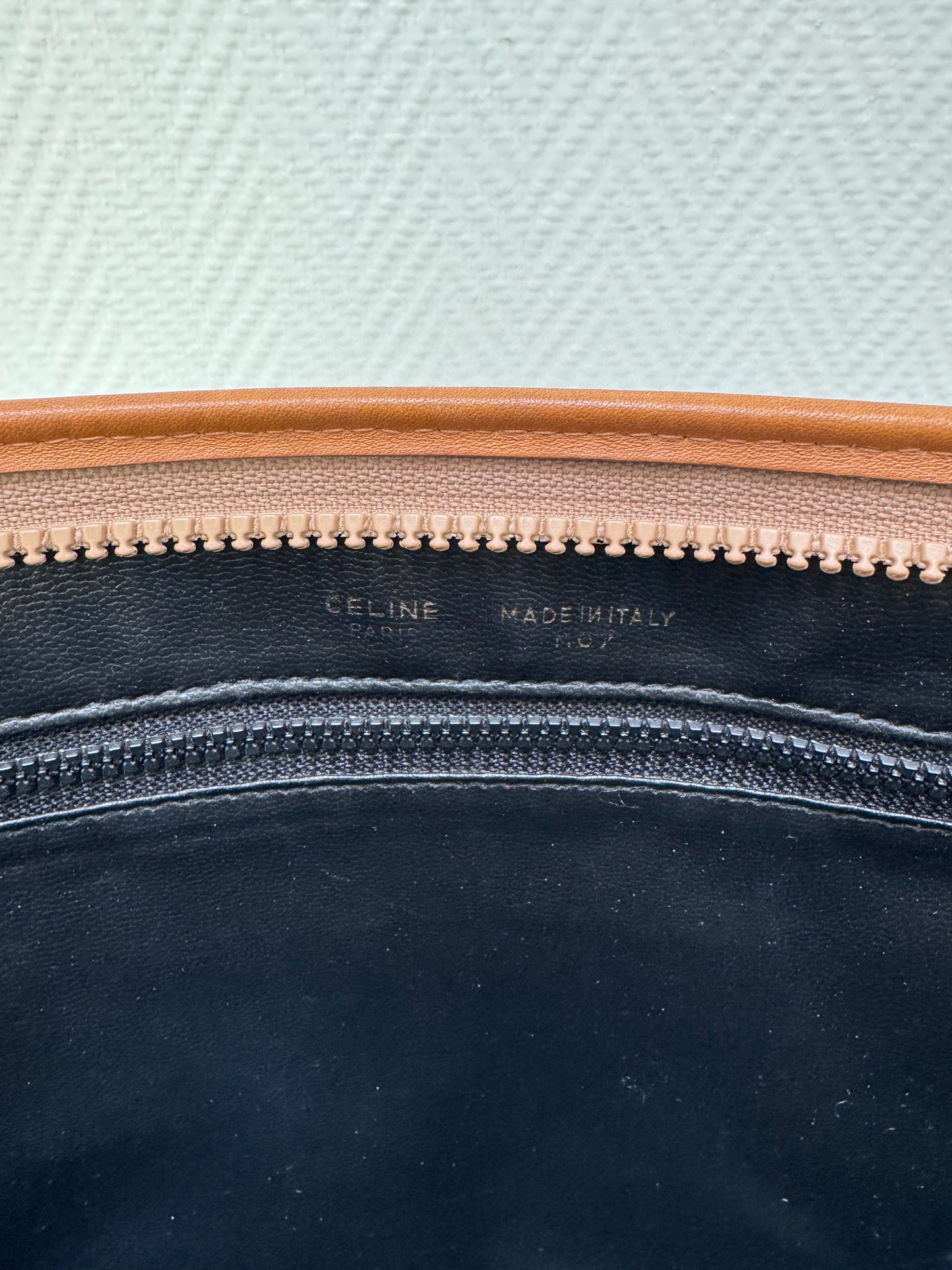 Pochette Céline Vintage - Cuir noir et camel, écusson Blason doré