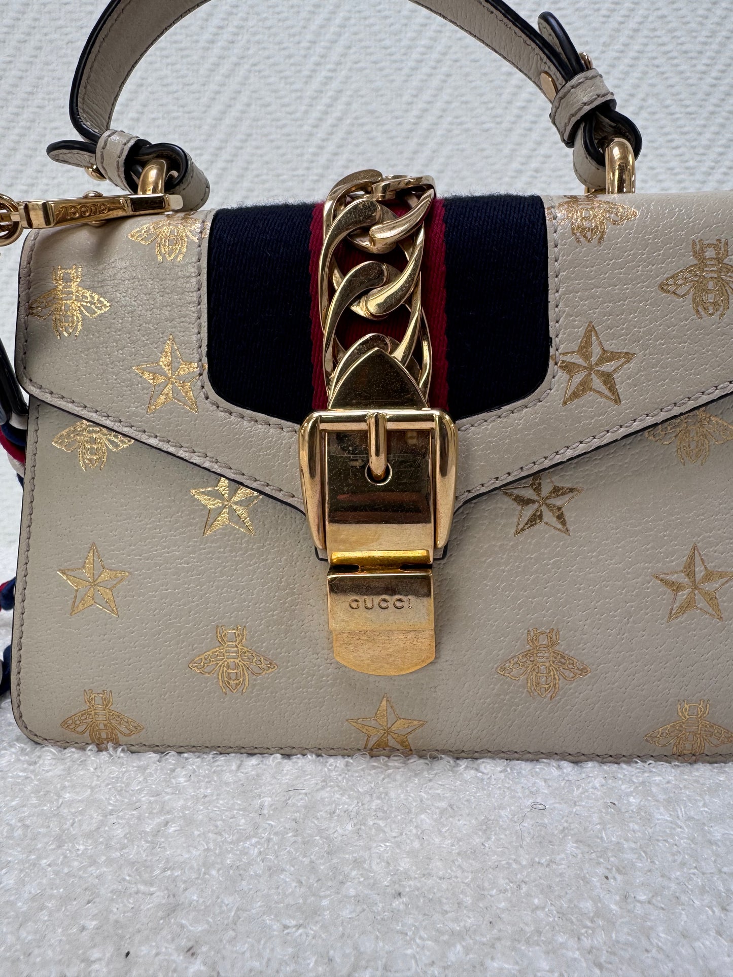 Sac Gucci Sylvie Mini - gros plan boucle GUCCI