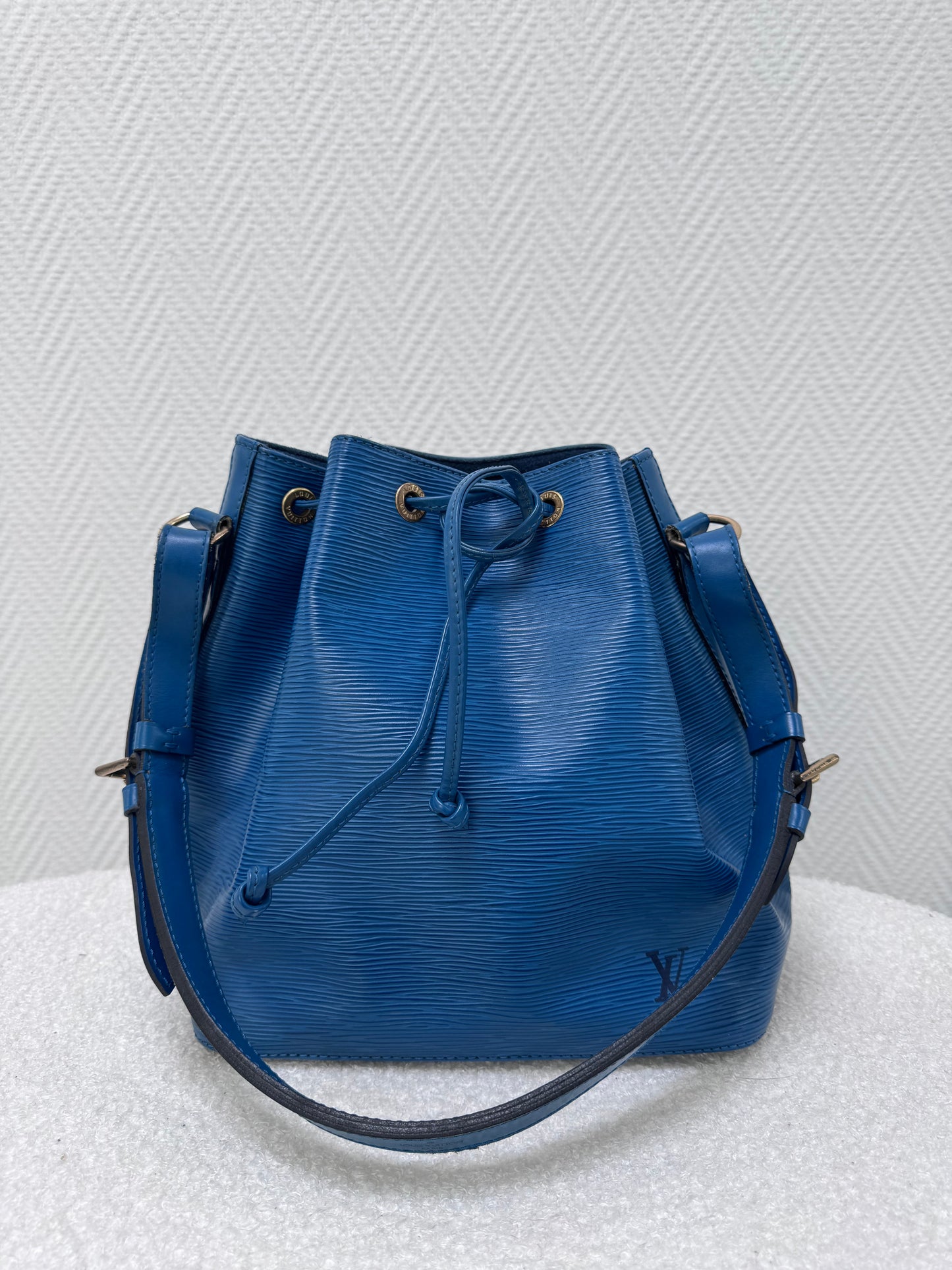 Sac Louis Vuitton Noe Epi bleu - vue de face