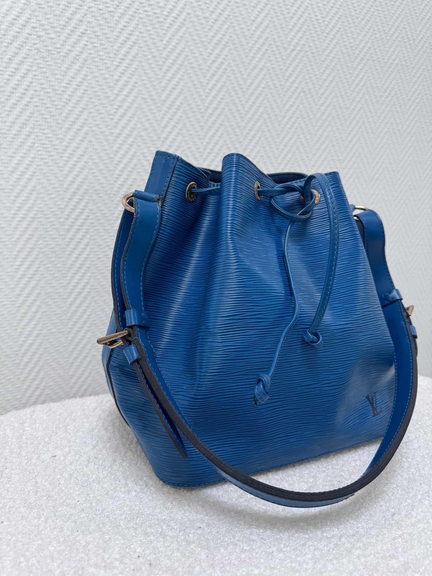 Sac Louis Vuitton Noe Epi bleu - vue de profil