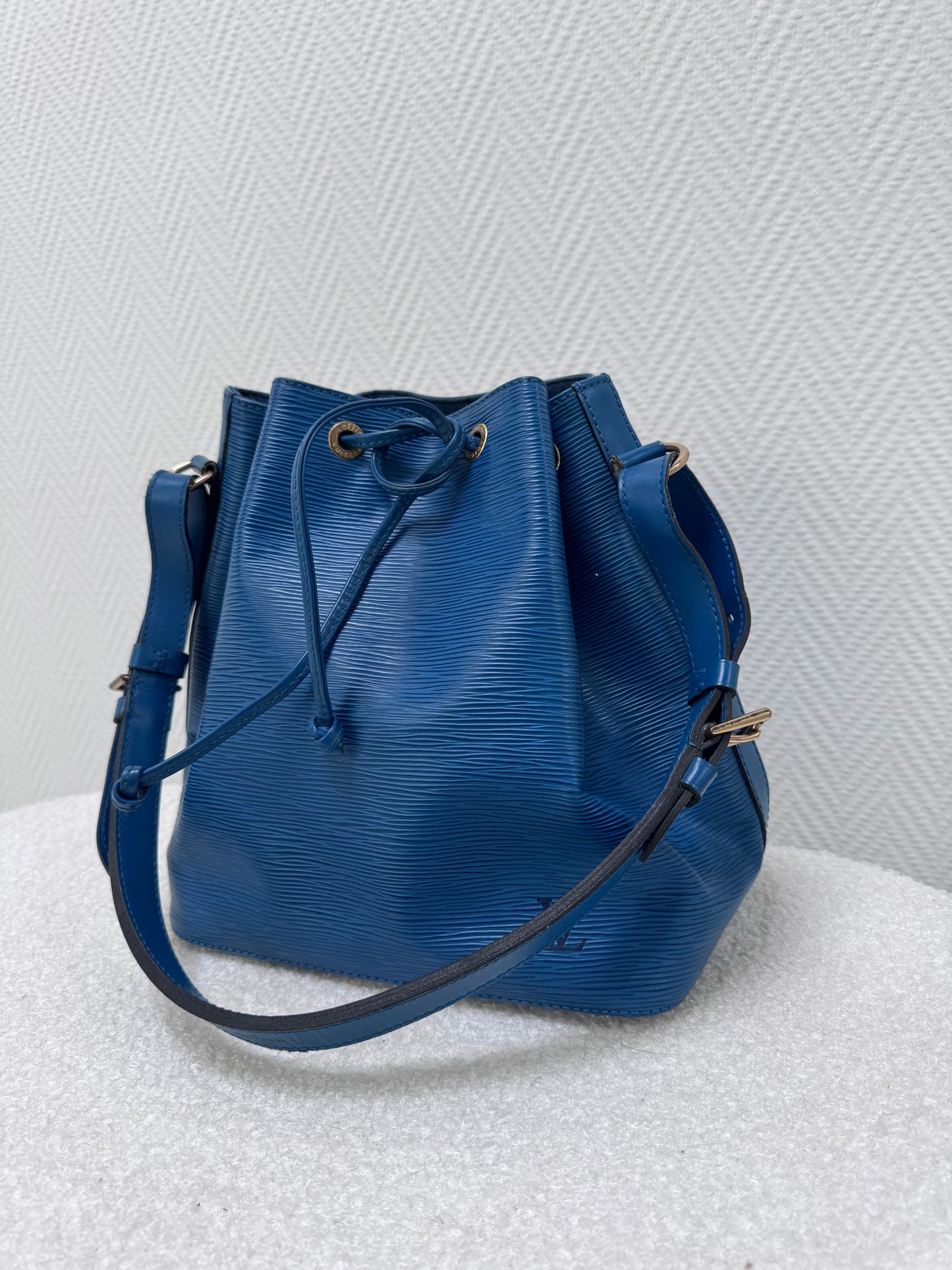 Sac Louis Vuitton Noe Epi bleu - detail lien coulissant