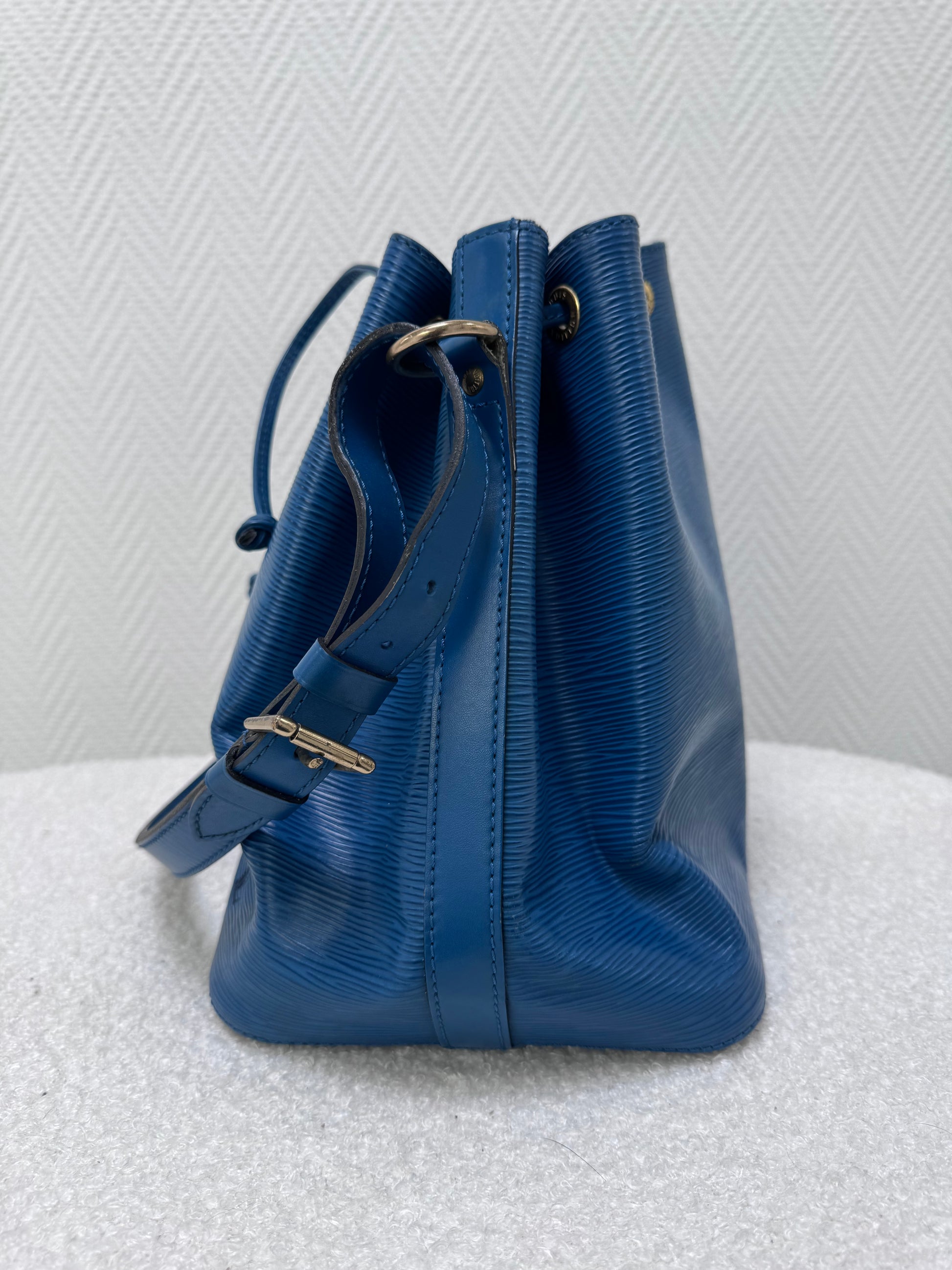 Sac Louis Vuitton Noe Epi bleu - vue arriere
