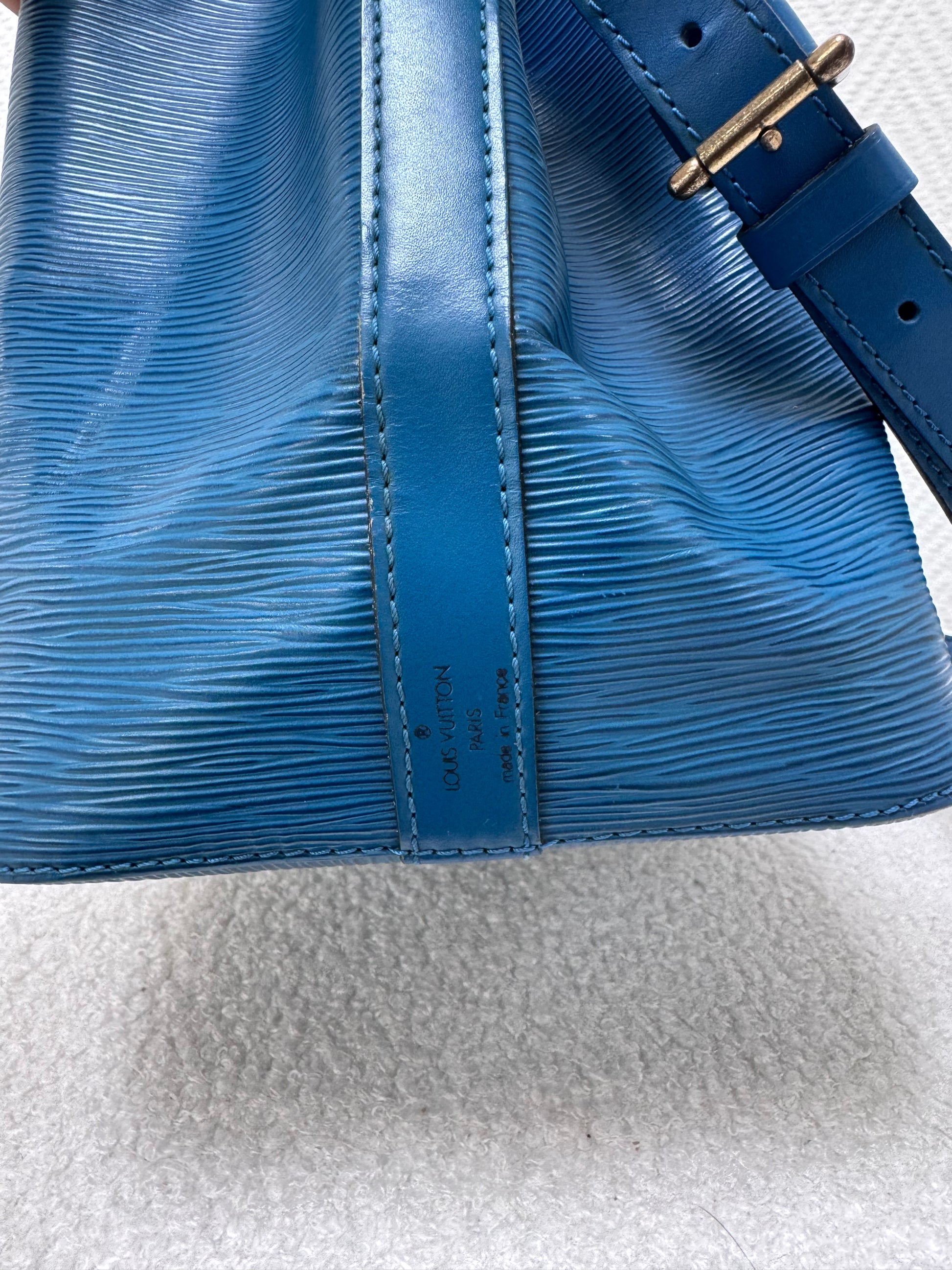 Sac Louis Vuitton Noe Epi bleu - etiquette interieure