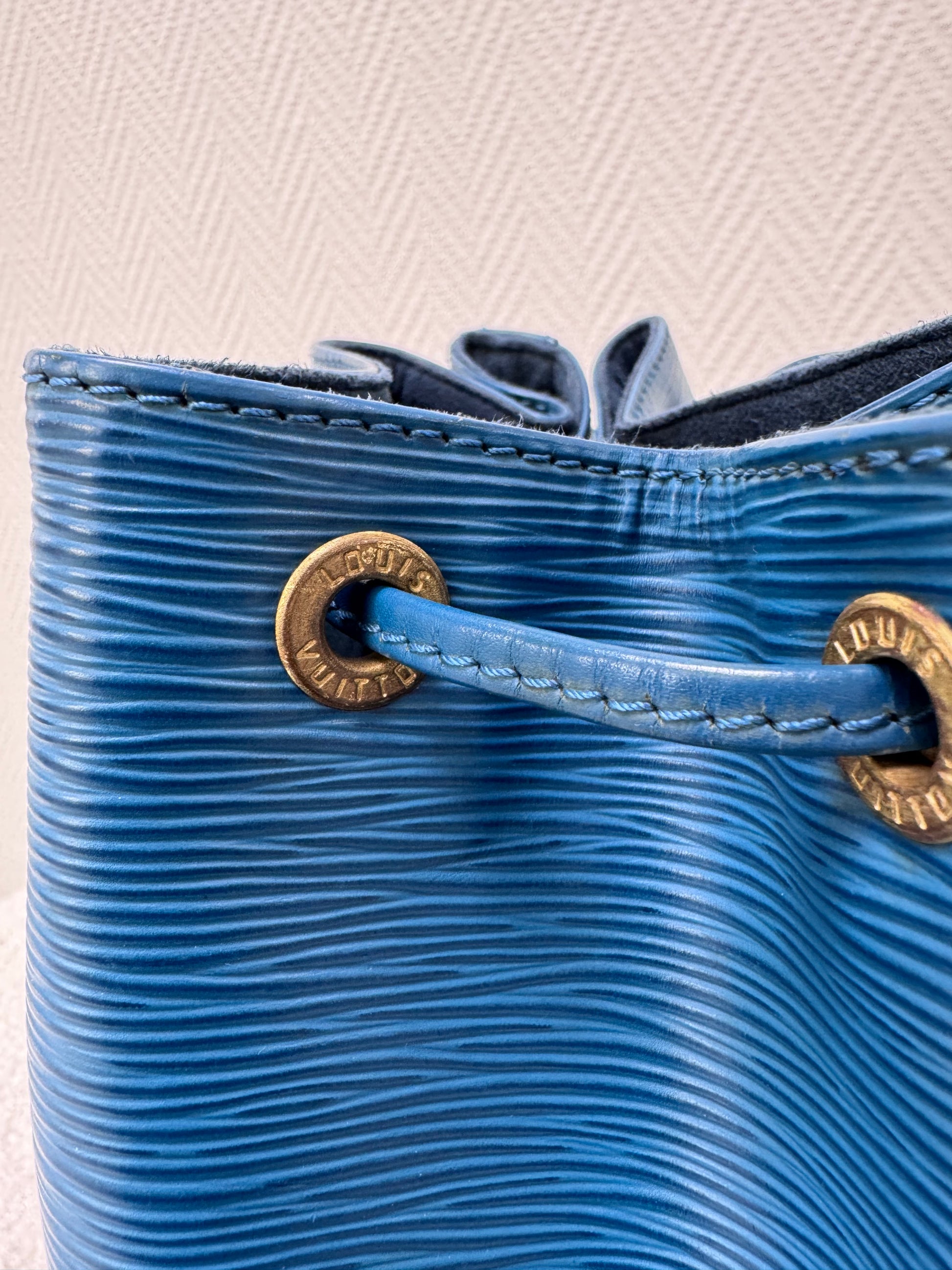 Sac Louis Vuitton Noe Epi bleu - detail base