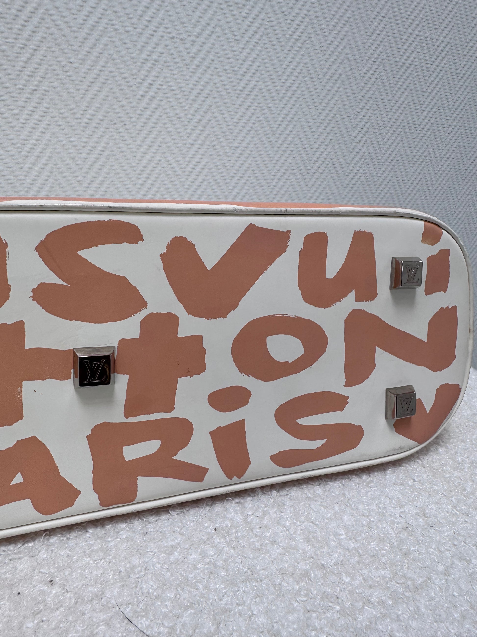 Vanity Louis Vuitton graffiti - detail base pieds
