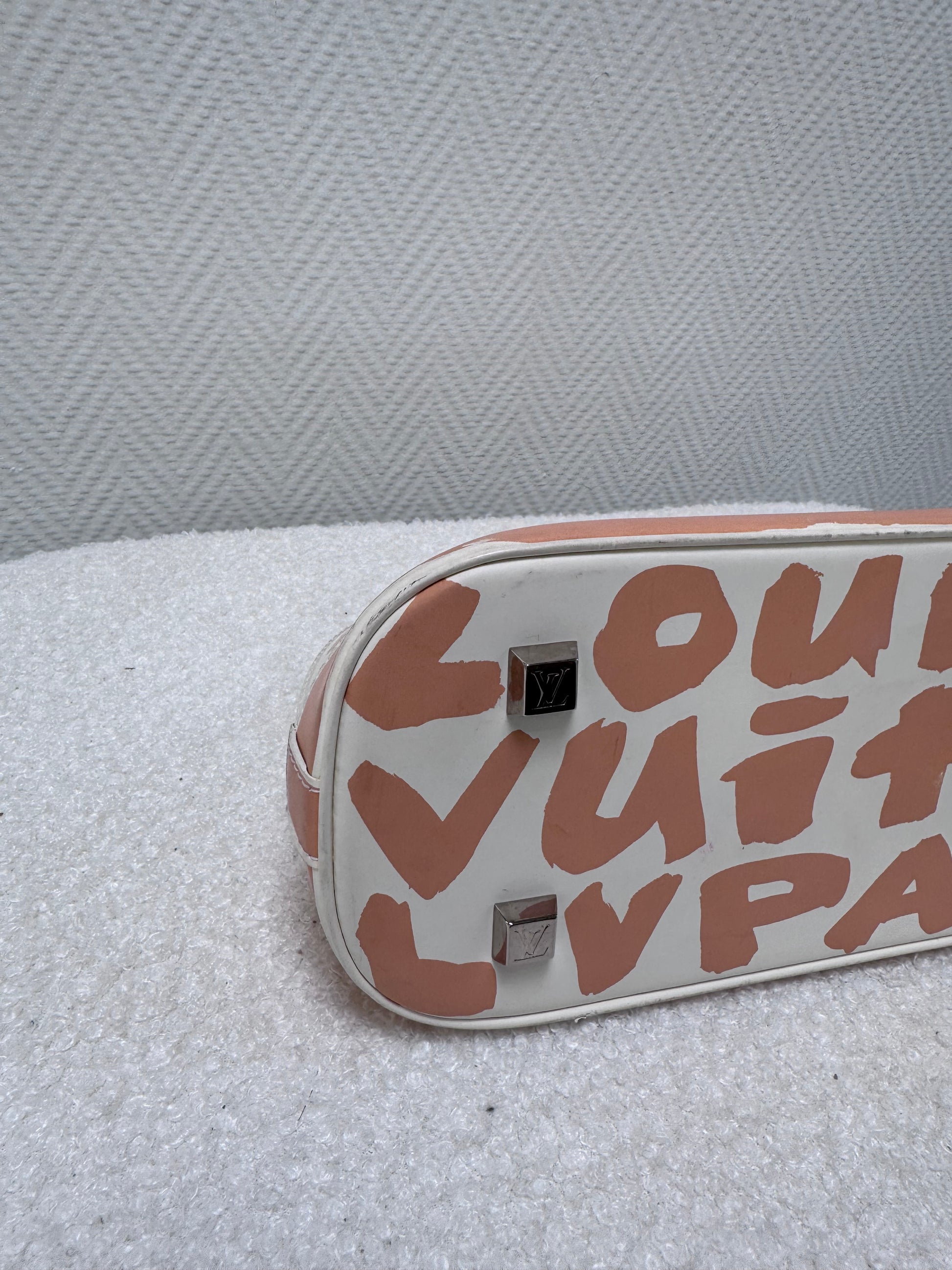 Vanity Louis Vuitton graffiti - texte graffiti gros plan