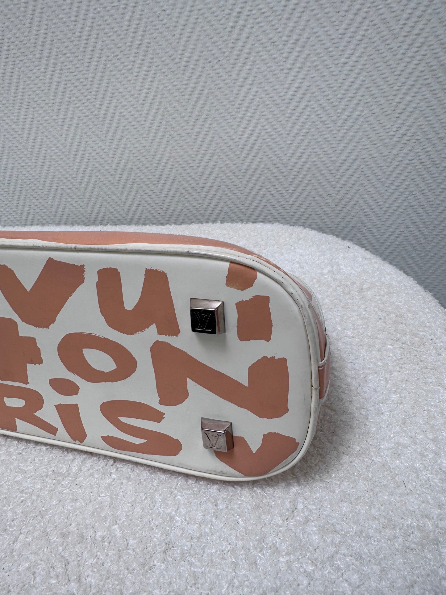 Vanity Louis Vuitton graffiti - detail poignee et clou