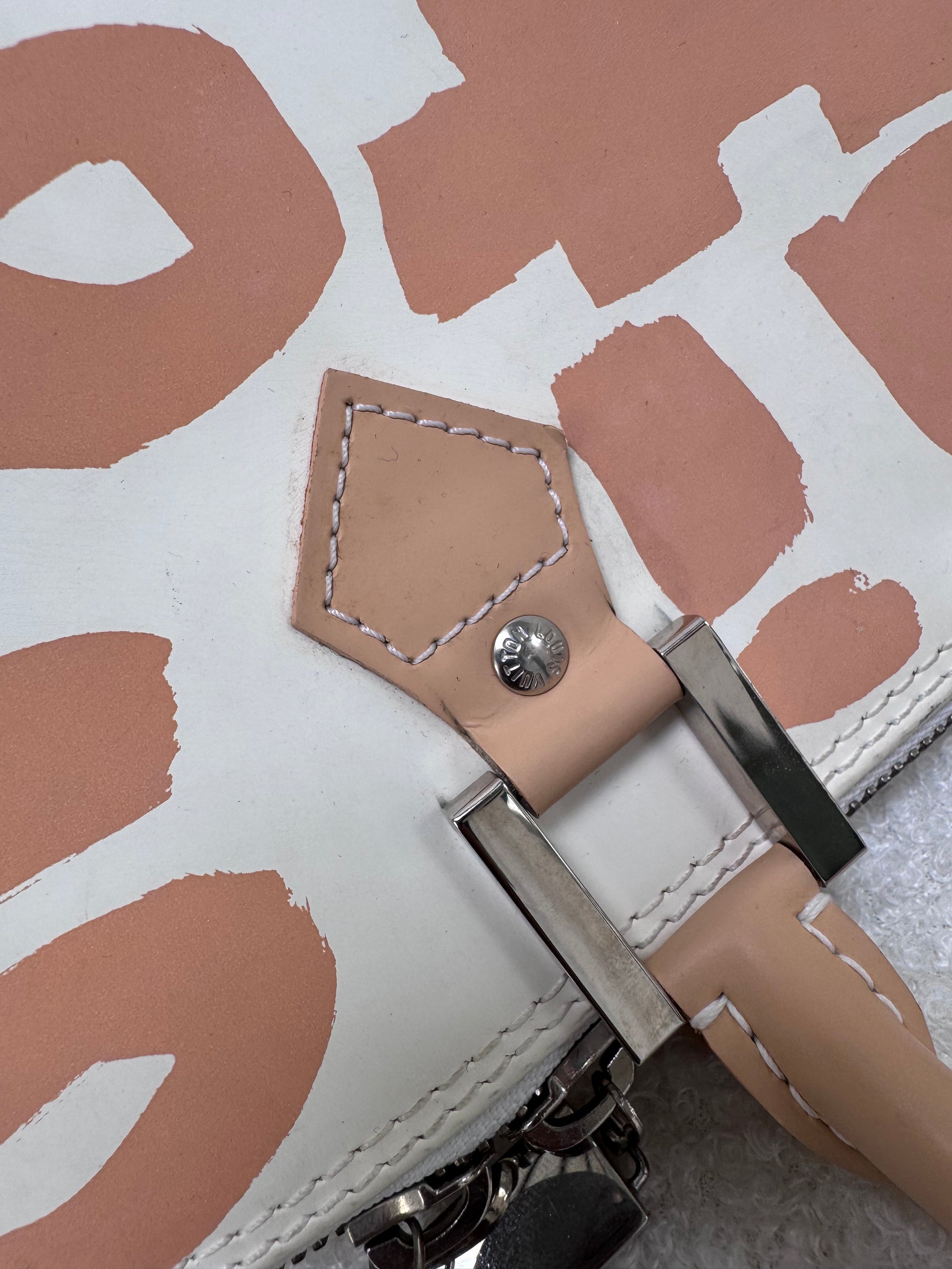 Vanity Louis Vuitton graffiti - etiquette interieure