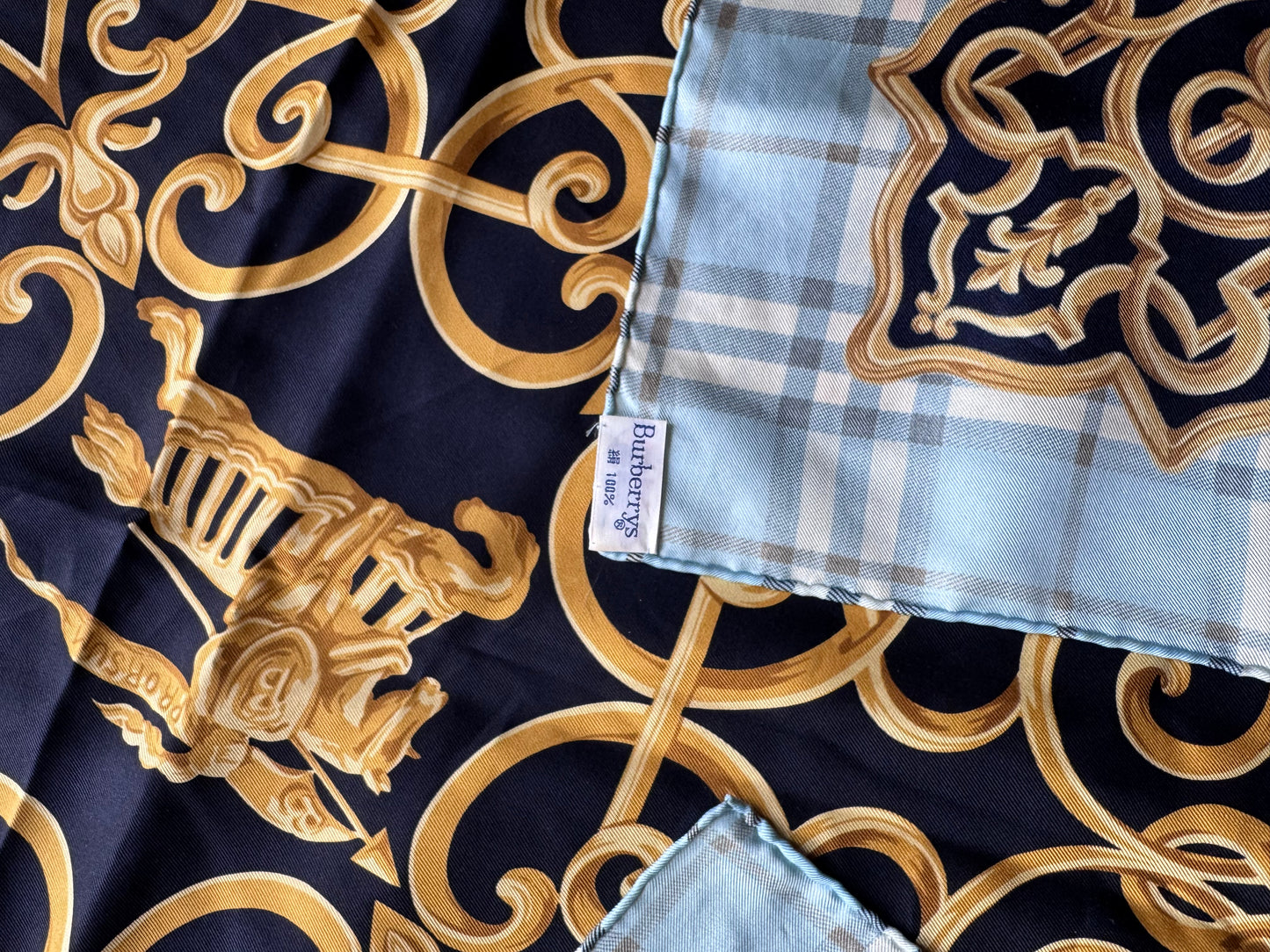 Burberry - Foulard en soie (bleu ciel)