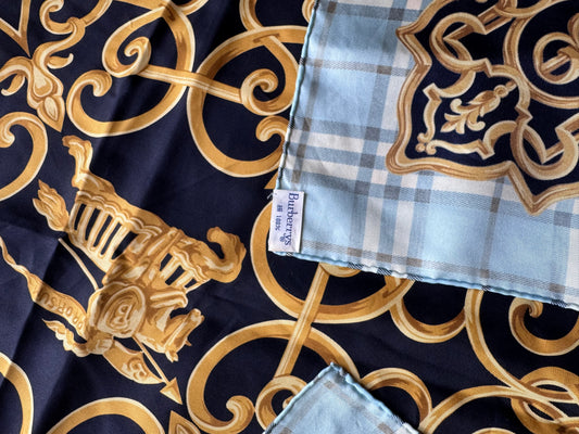 Burberry - Foulard en soie (bleu ciel)