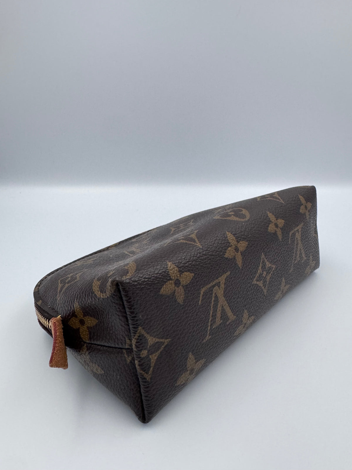Louis Vuitton Pochette Cosmétique (CAOO57)