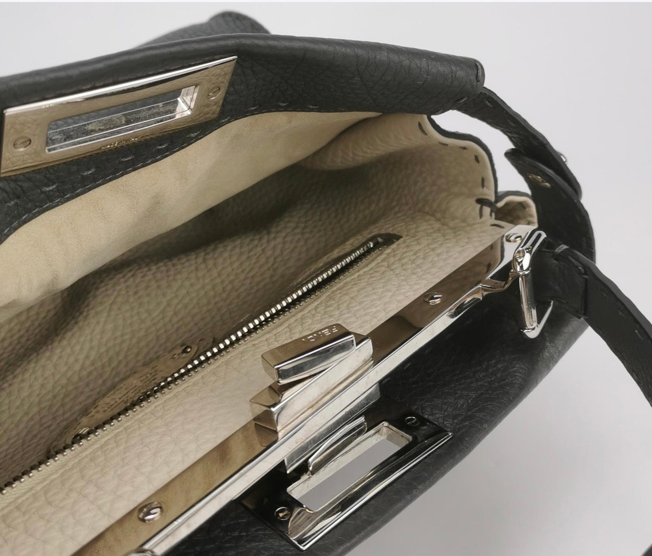 Sac Fendi Peekaboo Medium Selleria en cuir grainé gris foncé