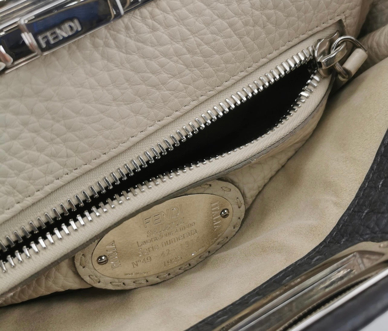 Sac Fendi Peekaboo Medium Selleria en cuir grainé gris foncé