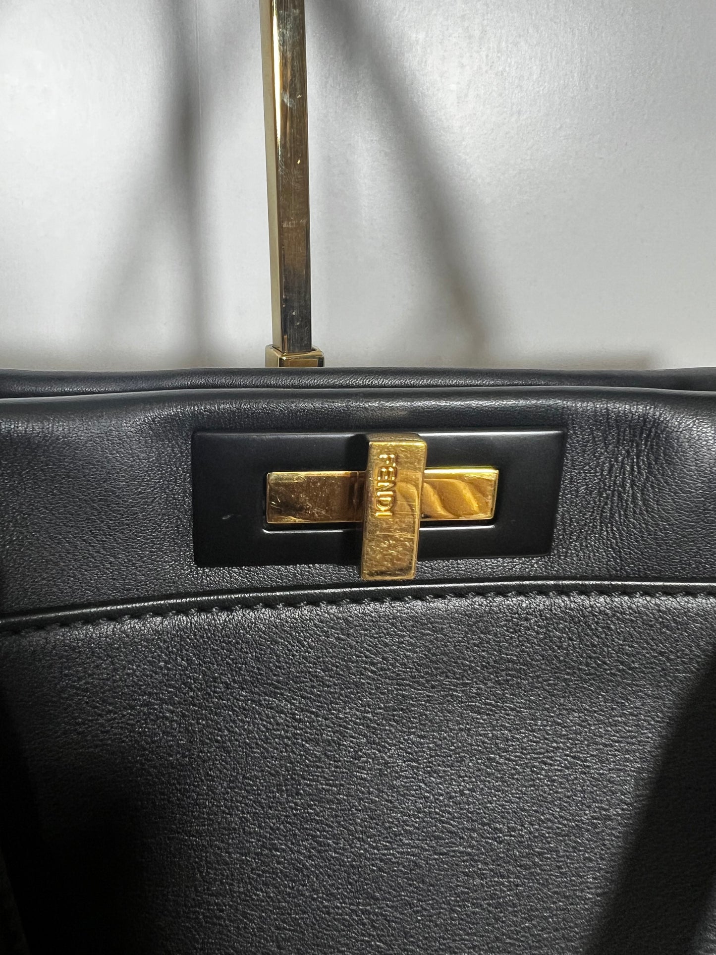 Fendi Peekaboo (L) noir avec bandoulière