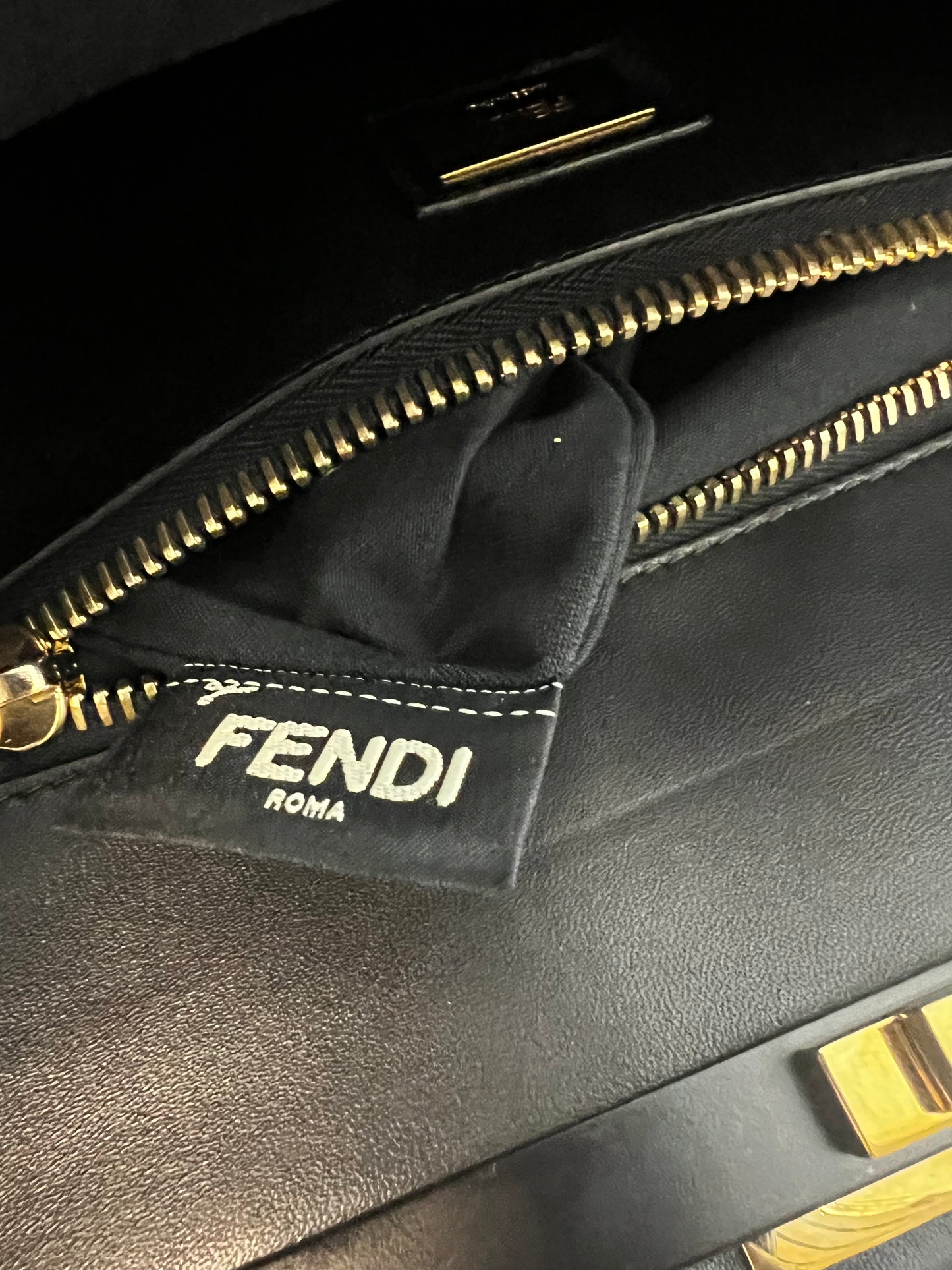Fendi Peekaboo (L) noir avec bandoulière