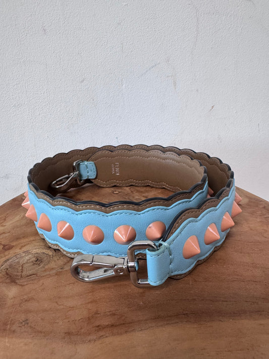 Fendi bandoulière en cuir bleu pastel avec finitions festonnées iconiques