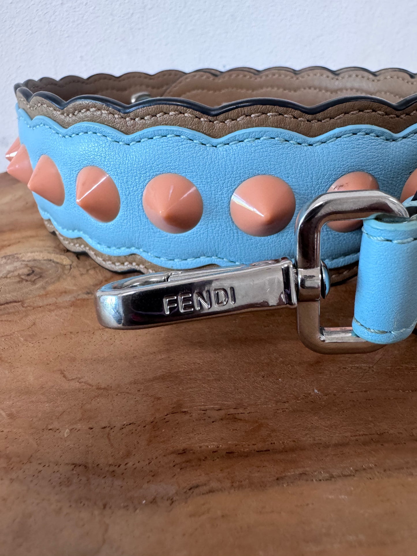 Fendi bandoulière en cuir bleu pastel avec finitions festonnées iconiques
