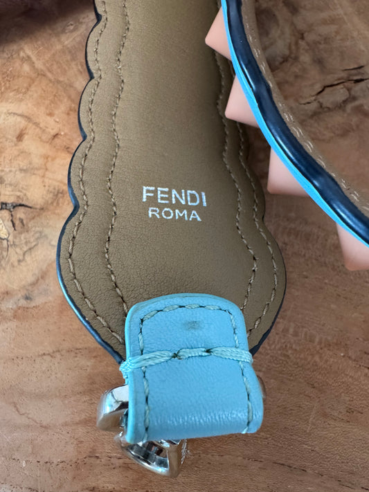Fendi bandoulière en cuir bleu pastel avec finitions festonnées iconiques